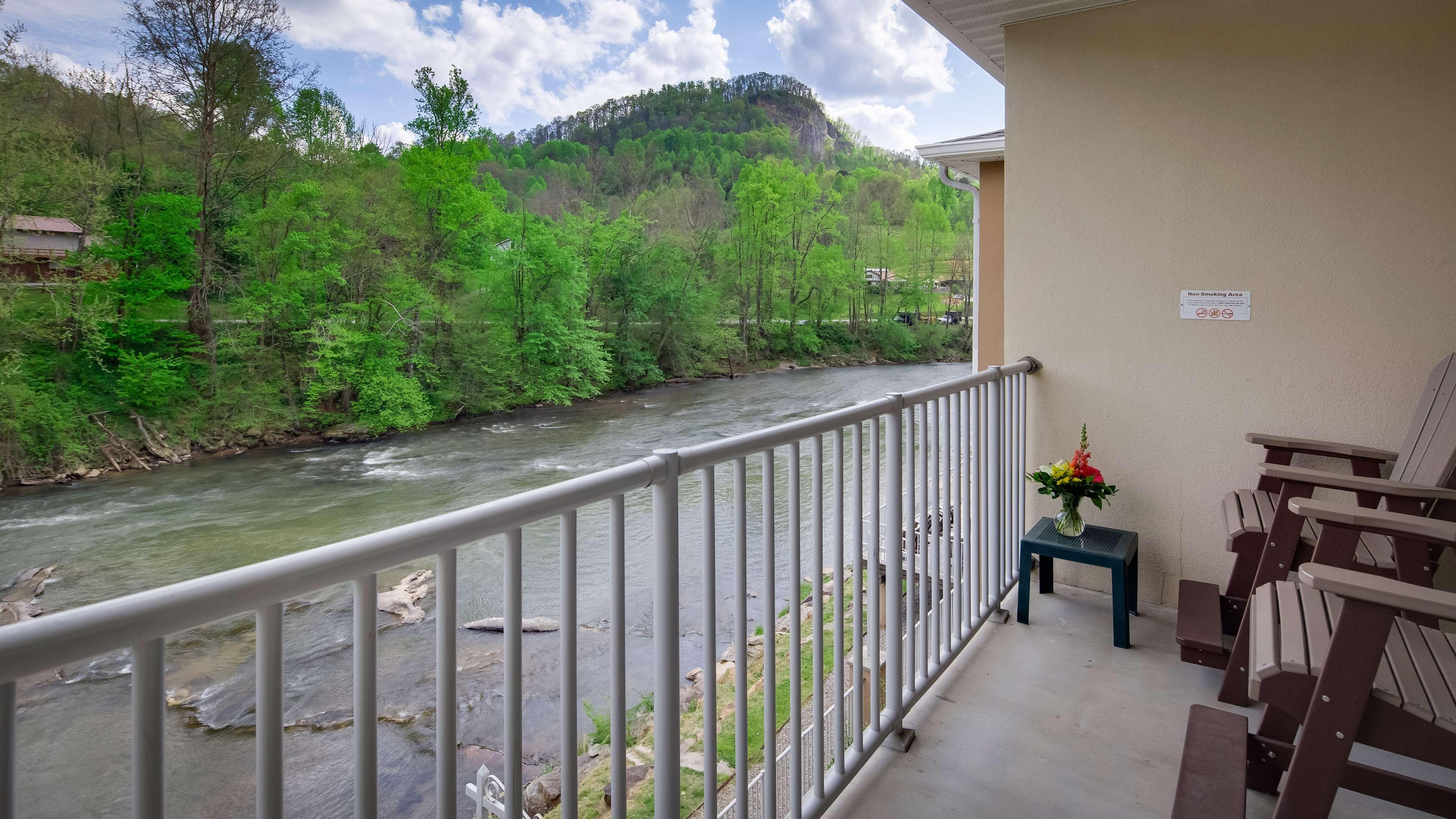 Best Western Plus River Escape Sylva / Дилсбъро Екстериор снимка