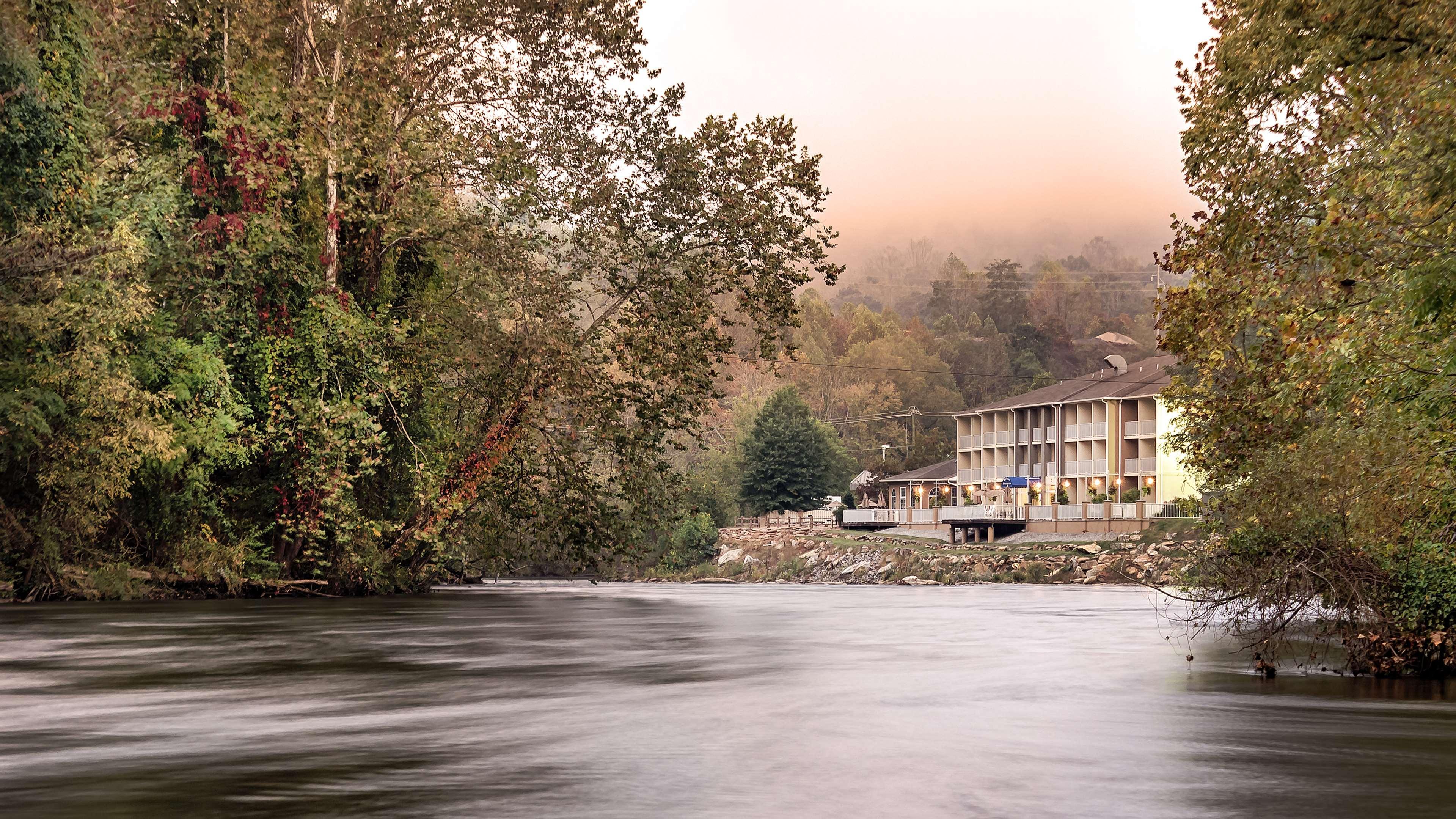 Best Western Plus River Escape Sylva / Дилсбъро Екстериор снимка