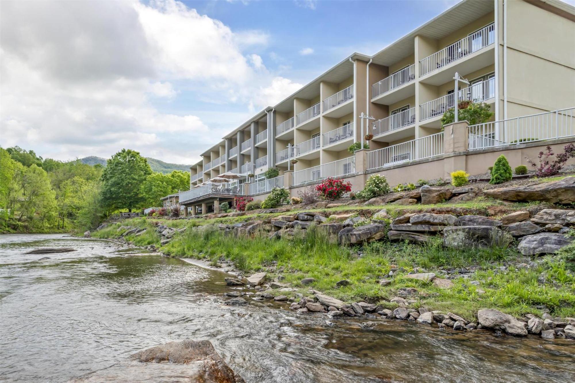 Best Western Plus River Escape Sylva / Дилсбъро Екстериор снимка