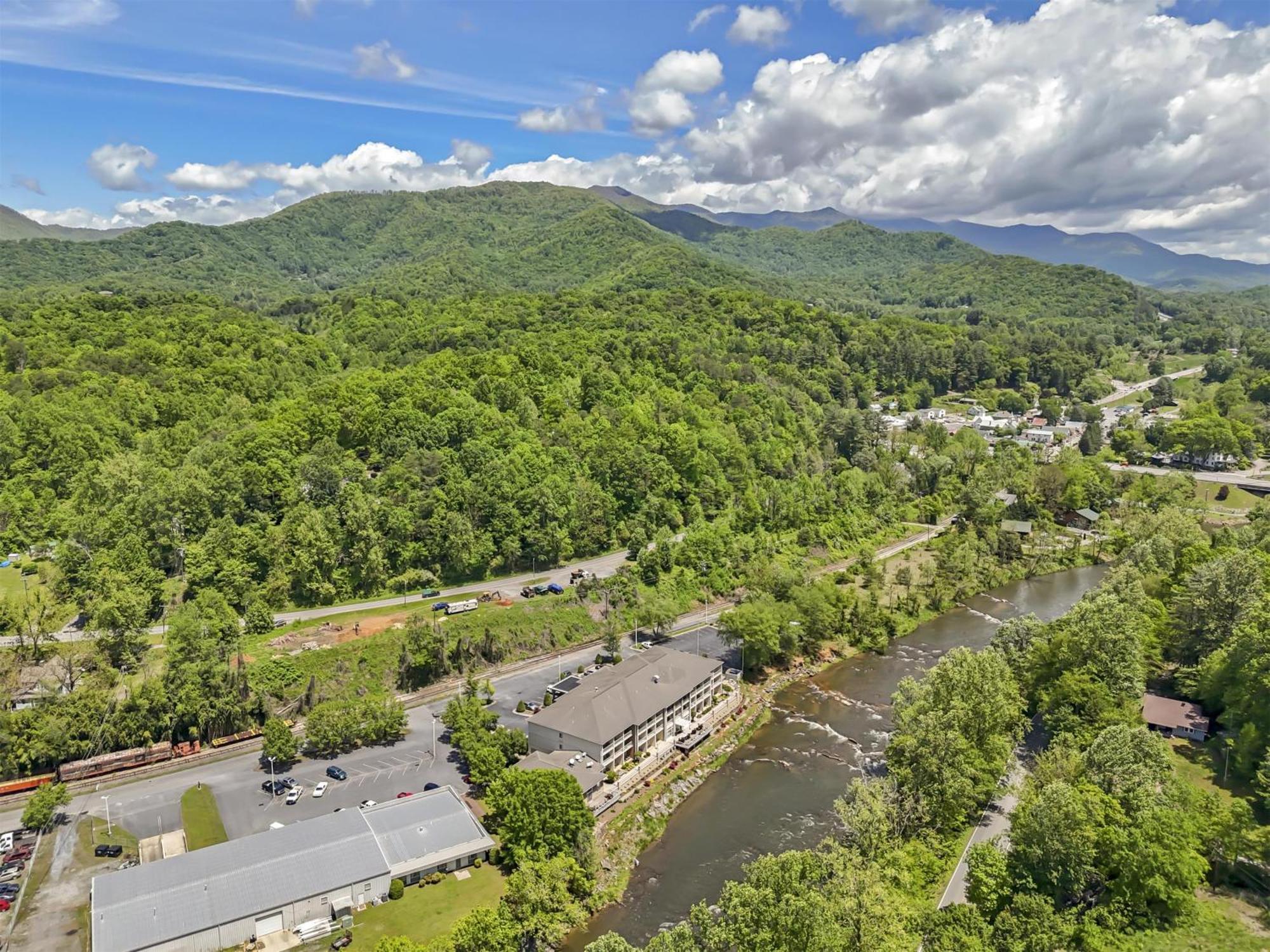 Best Western Plus River Escape Sylva / Дилсбъро Екстериор снимка