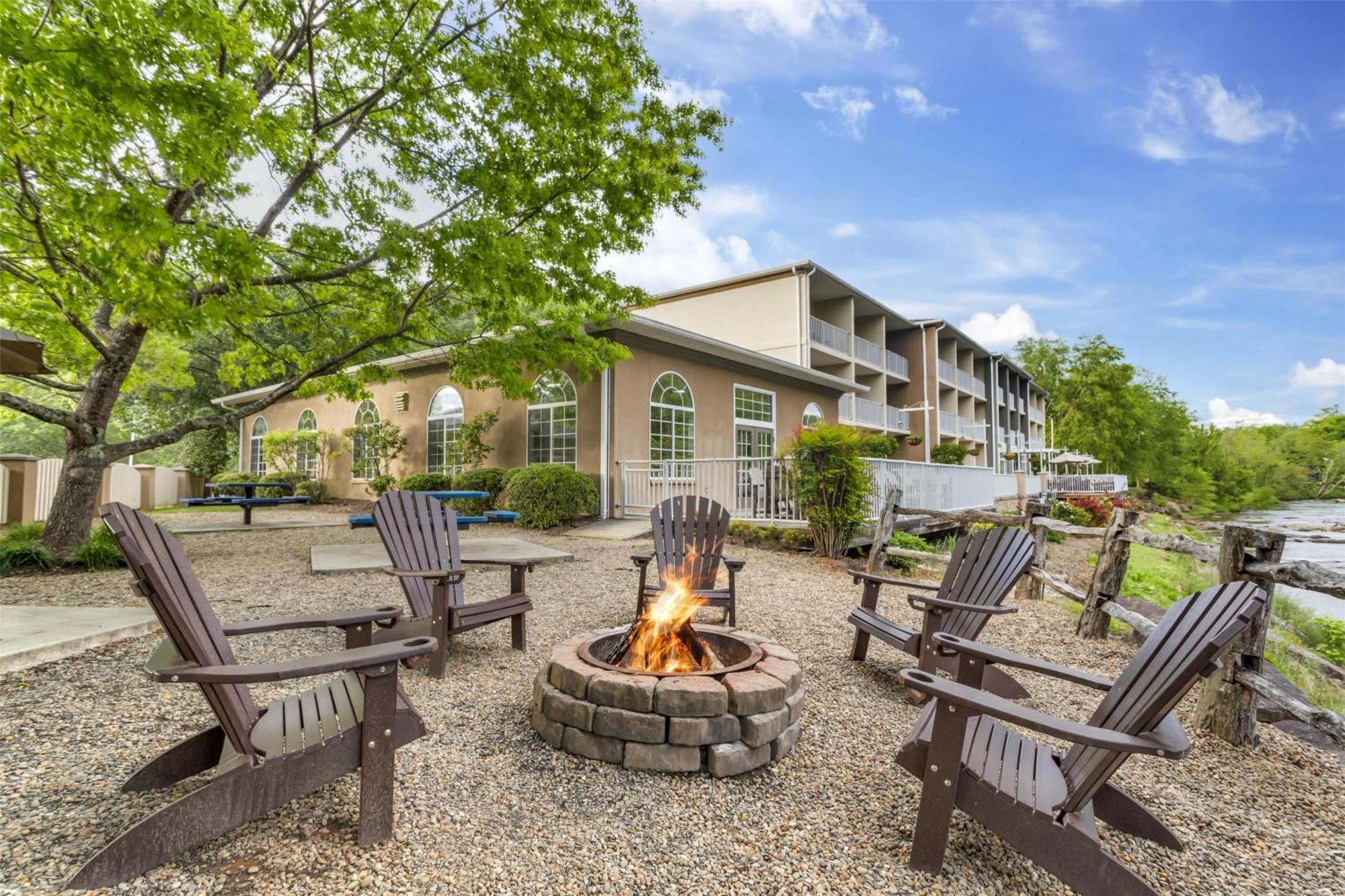 Best Western Plus River Escape Sylva / Дилсбъро Екстериор снимка