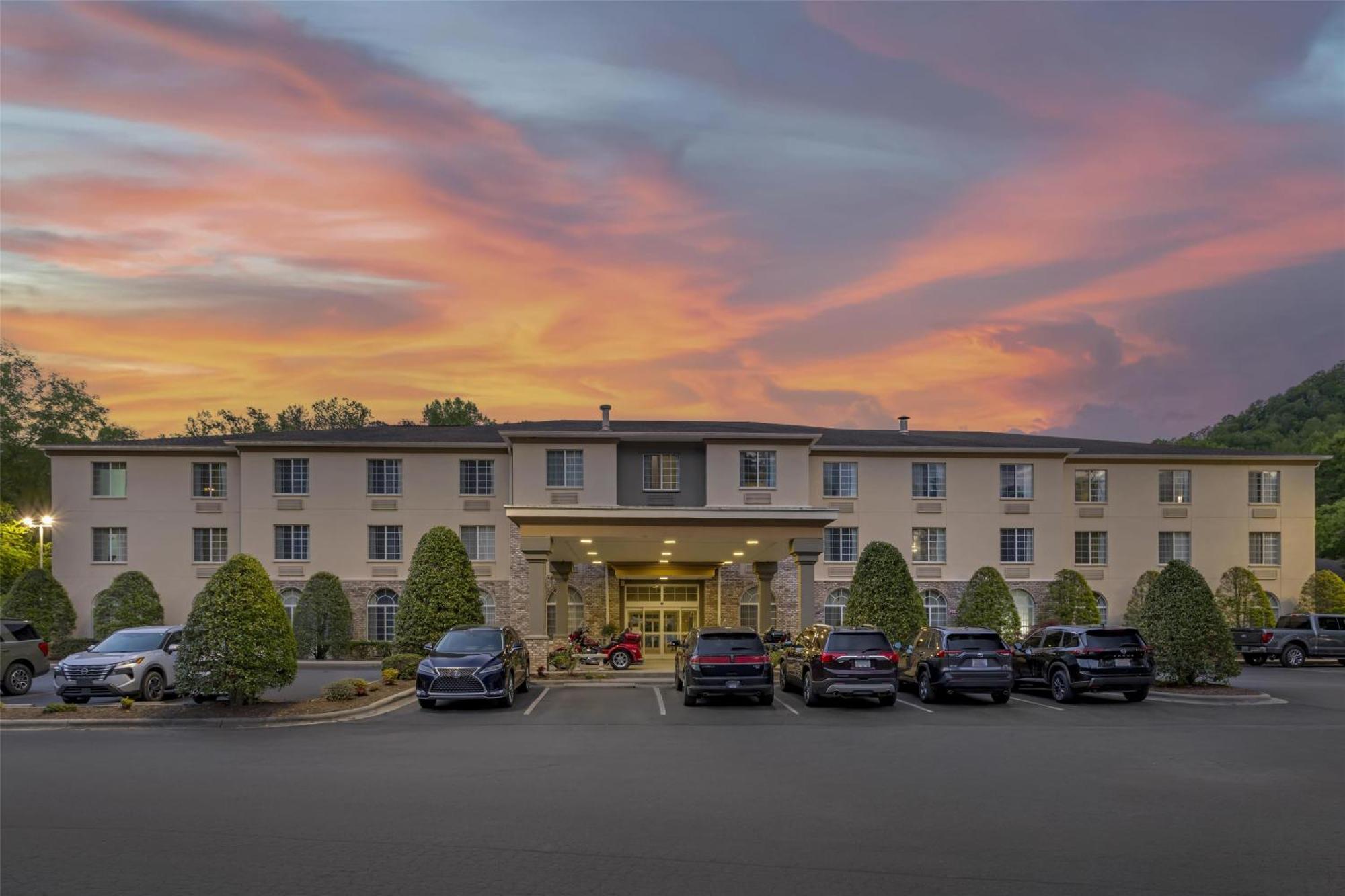 Best Western Plus River Escape Sylva / Дилсбъро Екстериор снимка