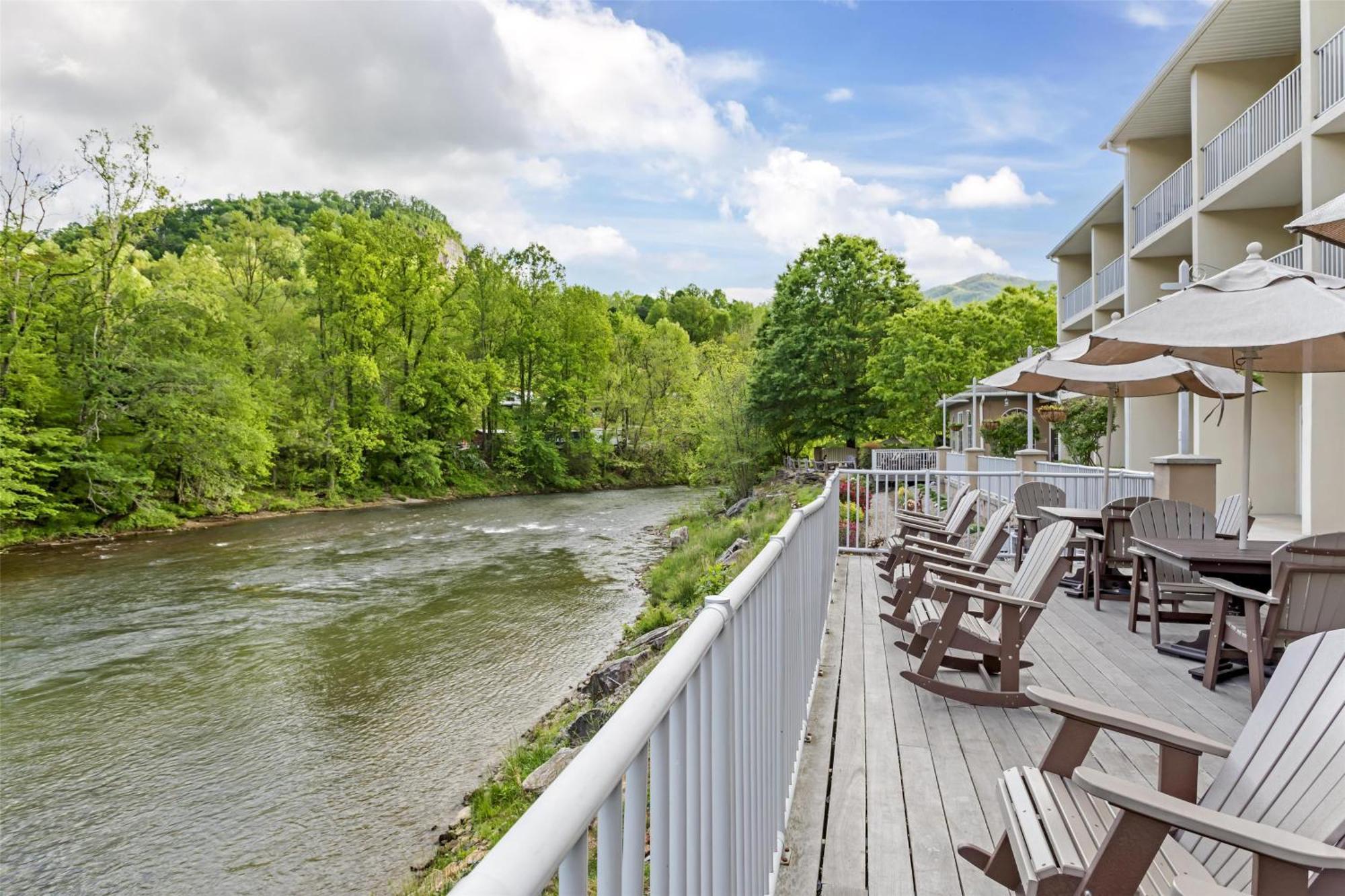 Best Western Plus River Escape Sylva / Дилсбъро Екстериор снимка