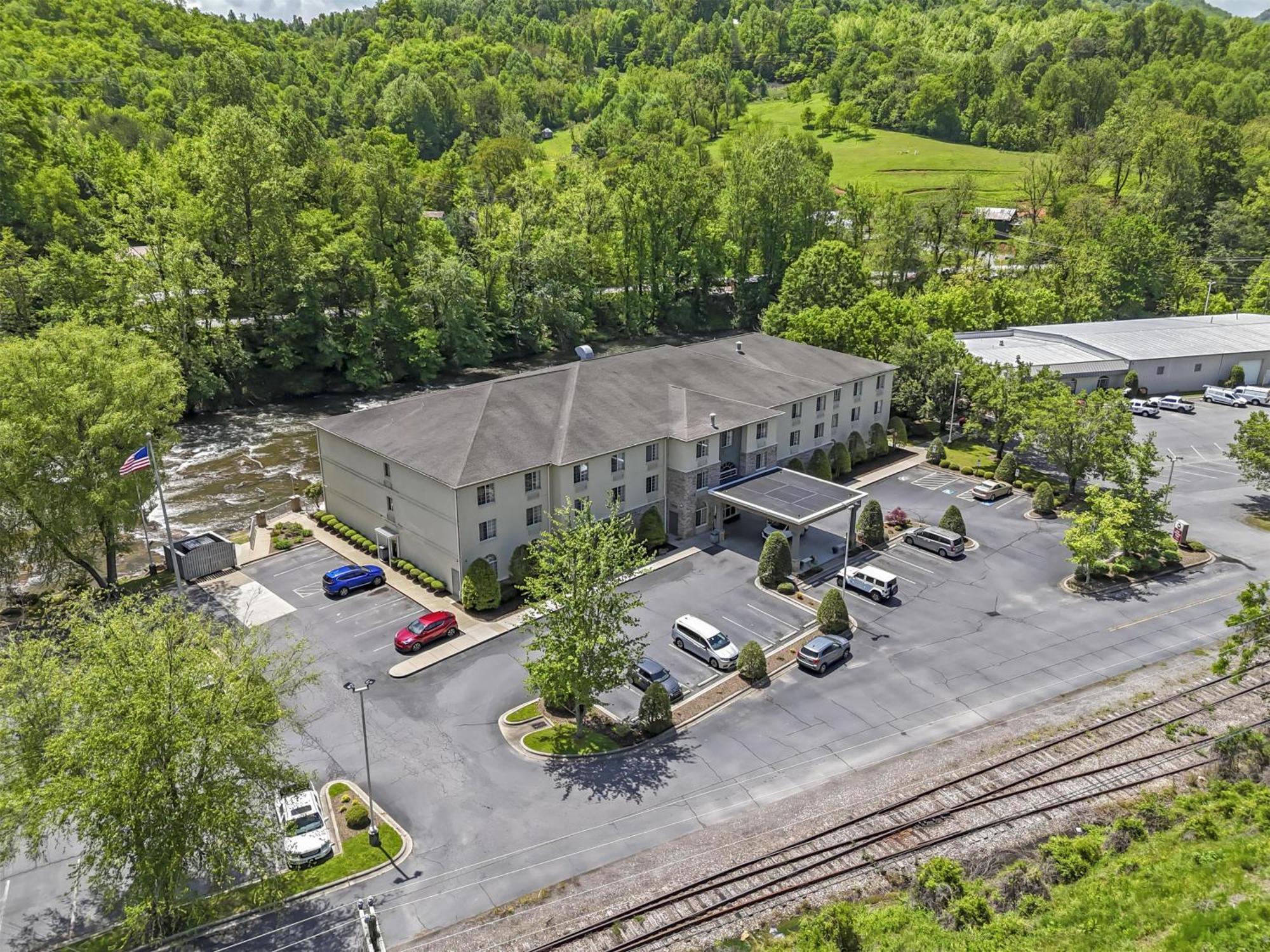 Best Western Plus River Escape Sylva / Дилсбъро Екстериор снимка