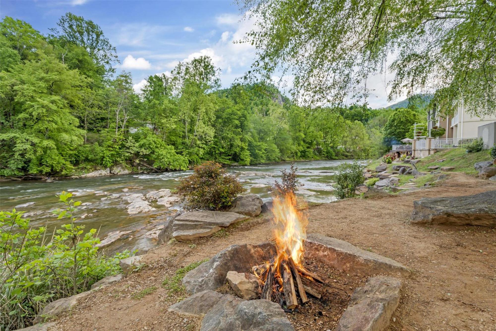 Best Western Plus River Escape Sylva / Дилсбъро Екстериор снимка
