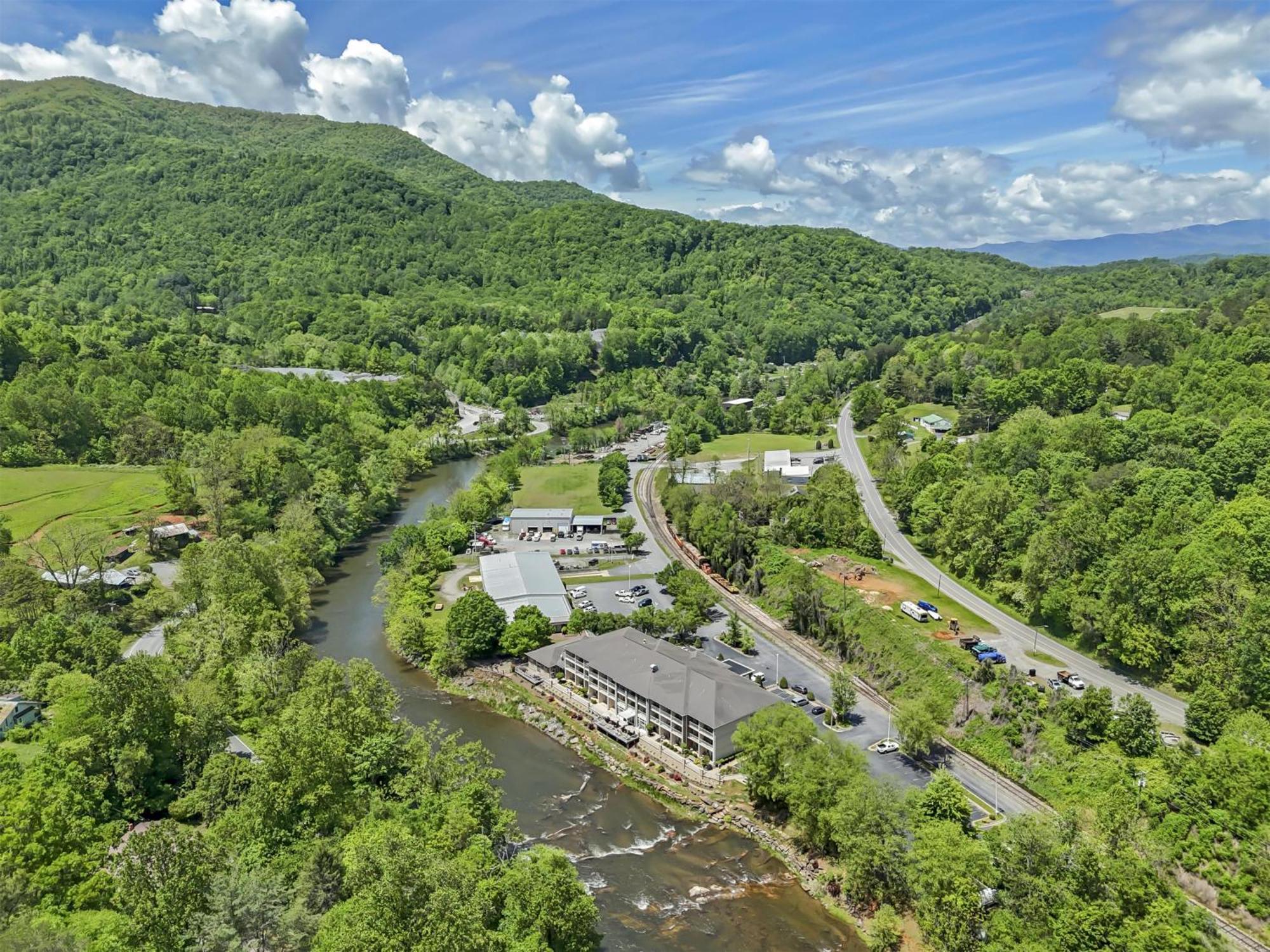 Best Western Plus River Escape Sylva / Дилсбъро Екстериор снимка